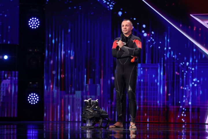 A venit, in premiera, cu un numar spectaculos de flyboard. Schemele pe care le-a facut deasupra apei i-au lasat cu gura cascata pe jurati: "Nu credeam ca se poate face asa ceva”