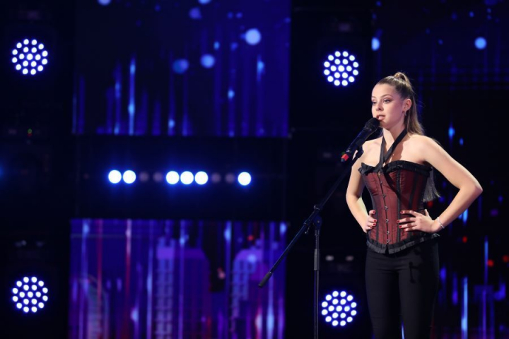 A pasit timid si misterios pe scena, dar continuarea a fost spectaculoasa. Momentul prezentat a fost plin de talent si frumusete 
"Esti de un talent si de o profunzime pe care habar n-ai ca le ai”