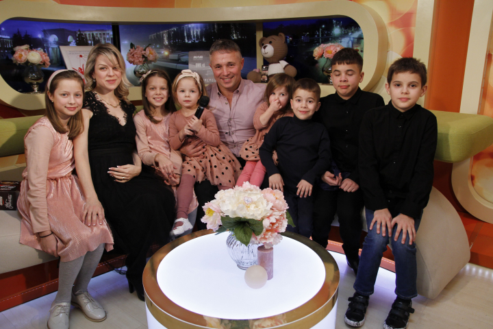 Cat de greu este, din punct de vedere financiar, sa intretii o familie cu sapte copii? Teodor Carnat: „Personal nu ma plang, de la stat nu stau cu mana intinsa” - VIDEO