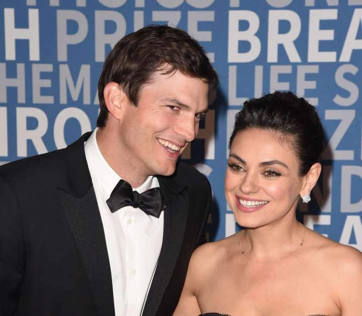 Ce mari s-au facut copiii lui Ashton Kutcher si Mila Kunis. Cum a fost surprinsa familia la un targ de primavara Ce mari s-au facut copiii lui Ashton Kutcher si Mila Kunis. Cum a fost surprinsa familia la un targ de primavara