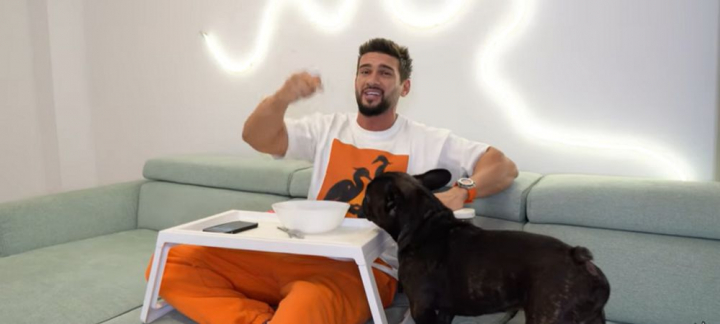 E pur si simplu de neimaginat! Dorian Popa a dezvaluit suma halucinanta pe care a castigat-o Chelutu intr-un an! Cati bani a facut catelul devenit viral E pur si simplu de neimaginat! Dorian Popa a dezvaluit suma halucinanta pe care a castigat-o Chelutu intr-un an! Cati bani a facut catelul devenit viral