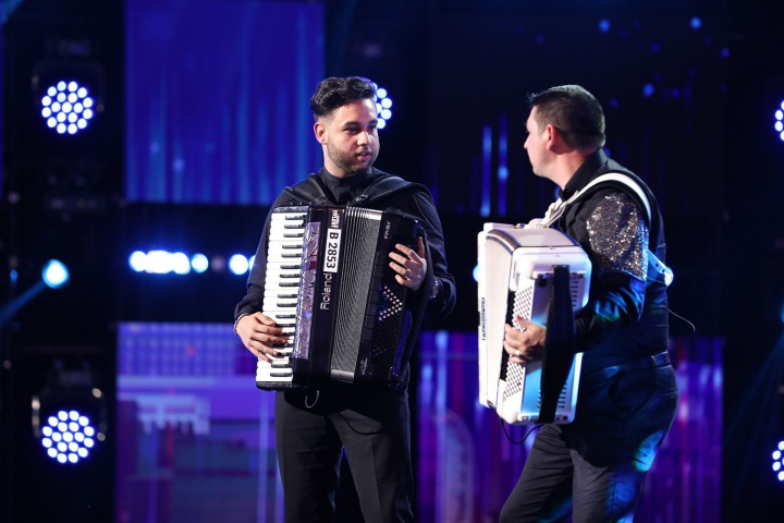 Paul si Andreas Stanga au demonstrat ca talentul muzical si dragostea pentru acordeon se mostenesc. Cei doi au oferit un spectacol pe cinste pe scena Romanii au talent