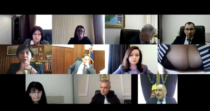 Si-a aratat sanii la sedinta. Moment rusinos pentru membra Consiliului Superior al Magistraturii. Toti participantii au "mutit" - VIDEO Si-a aratat sanii la sedinta. Moment rusinos pentru membra Consiliului Superior al Magistraturii. Toti participantii au "mutit" - VIDEO