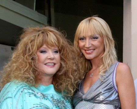 Arata mai tanara decat fiica ei! Fotografia cu Alla Pugaciova si Kristina Orbakaite, care a devenit virala pe retelele de socializare Arata mai tanara decat fiica ei! Fotografia cu Alla Pugaciova si Kristina Orbakaite, care a devenit virala pe retelele de socializare