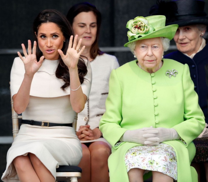 Regina Elisabeta a II-a, cu genunchiul pe gatul lui Meghan Markle in revista Charlie Hebdo Regina Elisabeta a II-a, cu genunchiul pe gatul lui Meghan Markle in revista Charlie Hebdo