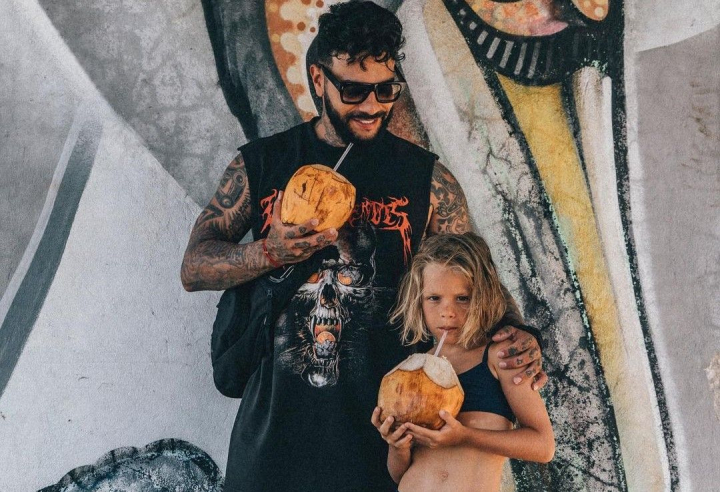 In timp ce isi cauta iubirea la TV, Timati nu uita de familie. Face surfing impreuna cu fiica sa si petrece timpul de minune pe insulele Maldive. Fiica interpretului si a Alenei Shishkova a implinit sapte ani In timp ce isi cauta iubirea la TV, Timati nu uita de familie. Face surfing impreuna cu fiica sa si petrece timpul de minune pe insulele Maldive. Fiica interpretului si a Alenei Shishkova a implinit sapte ani