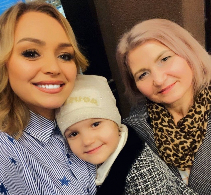 Surcica nu sare departe de trunchi! Mama Korneliei Stefanet spune totul despre fiica si nepoata ei. „Si foc la toaleta am dat,si otrava la flori am pus" - VIDEO Surcica nu sare departe de trunchi! Mama Korneliei Stefanet spune totul despre fiica si nepoata ei. „Si foc la toaleta am dat,si otrava la flori am pus" - VIDEO