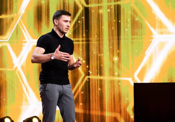 Un lector universitar din Moldova a reusit sa-l faca pe Bendeac sa rada in hohote si a cucerit-o pe Delia cu fizicul si farmecul sau. Stand-up-ul lui a ridicat publicul de la iUmor in picioare - VIDEO Un lector universitar din Moldova a reusit sa-l faca pe Bendeac sa rada in hohote si a cucerit-o pe Delia cu fizicul si farmecul sau. Stand-up-ul lui a ridicat publicul de la iUmor in picioare - VIDEO