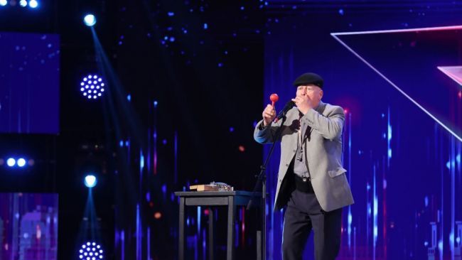 Luca Simion, care acum 4 ani a fost bolnav de cancer si s-a vindecat cu tratament naturist si cu gandire pozitiva, a facut show cu muzicuta sa, iar scena talentelor a rasunat a voie buna Luca Simion, care acum 4 ani a fost bolnav de cancer si s-a vindecat cu tratament naturist si cu gandire pozitiva, a facut show cu muzicuta sa, iar scena talentelor a rasunat a voie buna