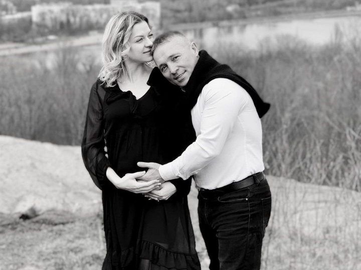 Teodor Carnat: „Timp de doua saptamani de zile i-am propus mana si inima". Cum Marina Carnat, din studenta lui, a devenit mama celor 7 copii si ce le recomanda barbatilor a caror partenere sunt insarcinate