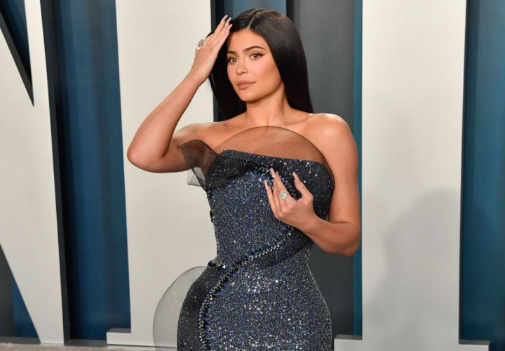 Kylie Jenner, la cutite cu fanii dupa ce a cerut bani pentru make-up artistul ei
Kylie Jenner, la cutite cu fanii dupa ce a cerut bani pentru make-up artistul ei