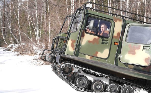 Sunt imaginile care fac inconjurul lumii! Putin, filmat in timp ce conducea un TANC! Ce a putut sa faca presedintele Rusiei Sunt imaginile care fac inconjurul lumii! Putin, filmat in timp ce conducea un TANC! Ce a putut sa faca presedintele Rusiei