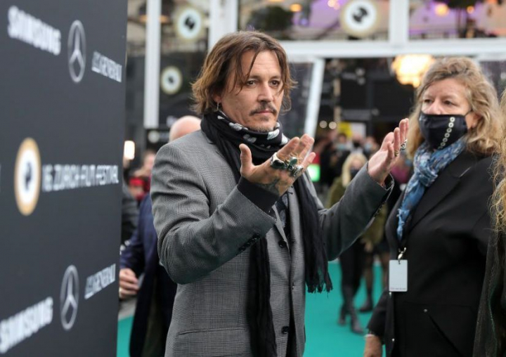 Un intrus a dat buzna in casa lui Johnny Depp ca sa faca un dus. Reactia politiei Un intrus a dat buzna in casa lui Johnny Depp ca sa faca un dus. Reactia politiei