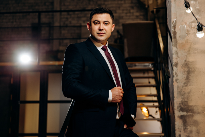 A pornit de jos, iar acum isi vede visul realizat. Cum combina muzica populara cu businessul, Vasile Gasitoi: „Nu-mi ajung degete la mana sa enumar cate locuri de munca am avut.” Interviu EXCLUSIV despre copilarie, parinti si cariera