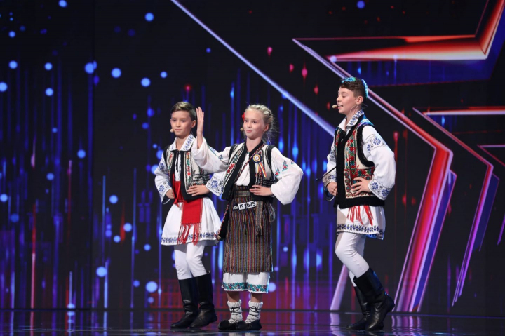 Fratii Moise i-au cucerit pe jurati cu un numar emotionant de folclor