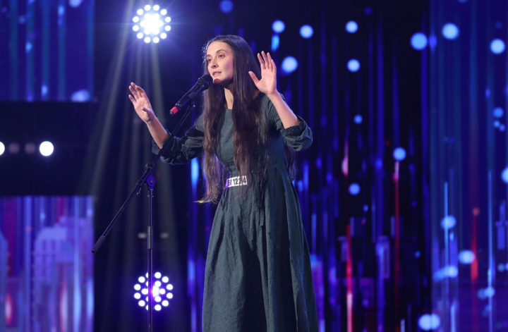 Laura Dinu a transmis un mesaj emotionant prin interpretarea sa. Smiley: ”Versurile sunt foarte puternice” - VIDEO Laura Dinu a transmis un mesaj emotionant prin interpretarea sa. Smiley: ”Versurile sunt foarte puternice” - VIDEO