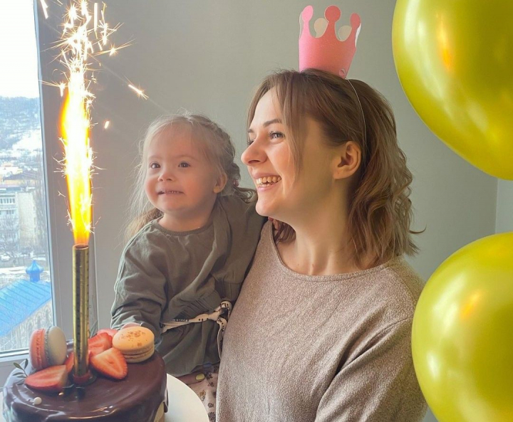 „La 26 diminetile incep altfel". Cum isi sarbatoreste ziua de nastere Ludmila Adamciuc, mama Copilului - Soare, si cum arata acum cinci ani