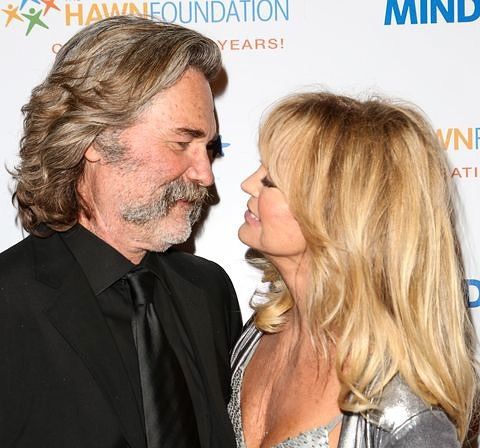 Cel mai rezistent cuplu de la Hollywood. Celebrii actori se iubesc timp de patru decenii. Afla secretul unei relatii fericite Cel mai rezistent cuplu de la Hollywood. Celebrii actori se iubesc timp de patru decenii. Afla secretul unei relatii fericite