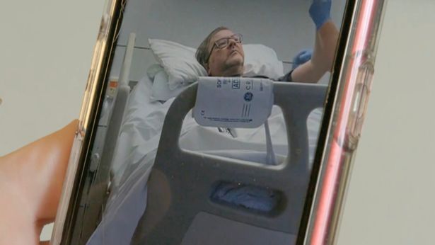 Sotul vedetei TV la care se uita zilnic milioane de oameni e in spital de UN AN din cauza COVID! Medicii, SOCATI: "E un caz unic in lume, nu s-a mai vazut asa ceva!"