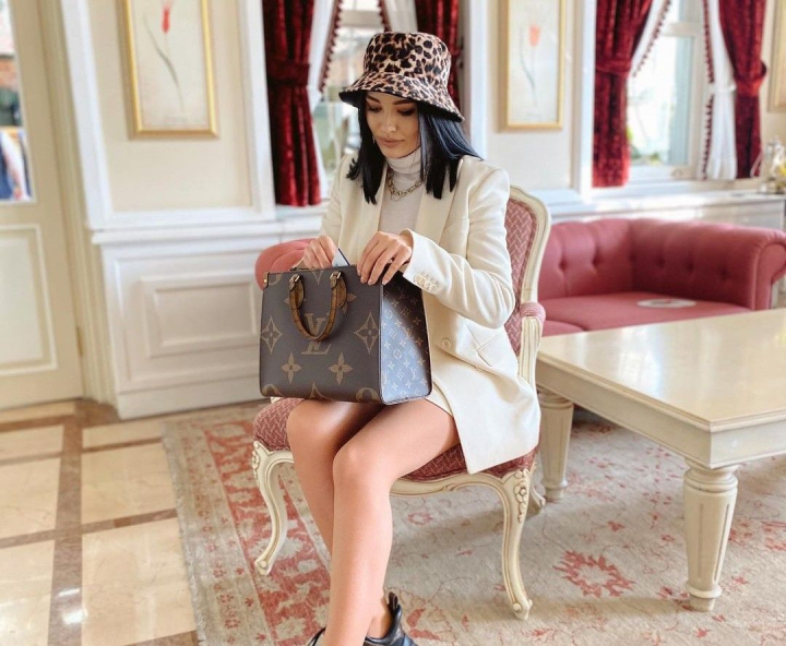 „Sa te imbraci cu o mie de lei, la noi in Moldova, e minunat.’’ Smart shopping cu fashion bloggerita Hellen Monroe - VIDEO