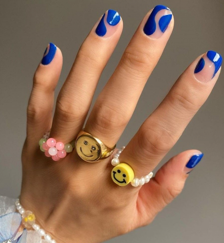 Ti-e dor de mare? Manichiura de culoare albastra - tendinta perfecta pentru cei carora le este dor de vacanta si de usoara briza de vara Ti-e dor de mare? Manichiura de culoare albastra - tendinta perfecta pentru cei carora le este dor de vacanta si de usoara briza de vara