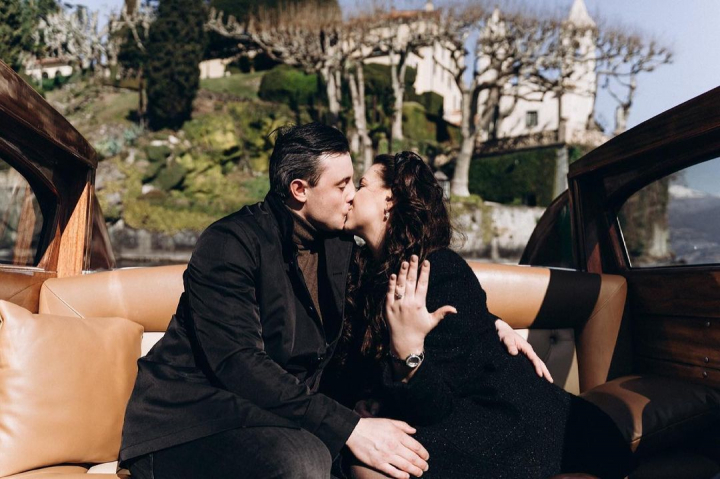 Cea care obisnuia sa ajute indragostitii sa-si ceara iubitele de sotii in cele mai creative moduri, a fost chiar ea surprinsa. Cat de spectaculos a primit inelul Cristina Postolachi: "Eu stiam ca noi o sa mergem intr-un weekend, dar ce se va intampla acolo chiar nu banuiam" - VIDEO