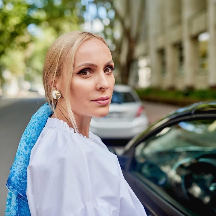 FASHION FRIDAY cu Xenia Bugneac: Fusta lunga, atempoarala si la fel de romantica FASHION FRIDAY cu Xenia Bugneac: Fusta lunga, atempoarala si la fel de romantica