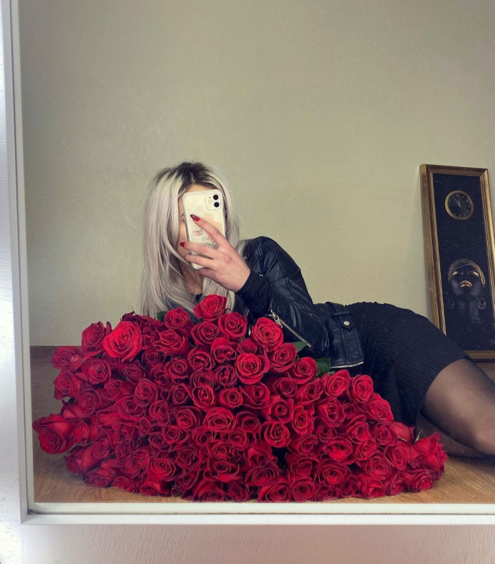 Scaldata in trandafiri rosii intr-o pozitie senzuala! Nicolle Trifan uimeste din nou Scaldata in trandafiri rosii intr-o pozitie senzuala! Nicolle Trifan uimeste din nou