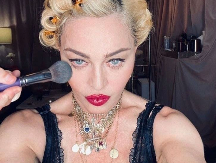 Madonna, demascata! Cum a furat trupul unui tinere de 28 de ani pentru a-si promova albumul Madonna, demascata! Cum a furat trupul unui tinere de 28 de ani pentru a-si promova albumul