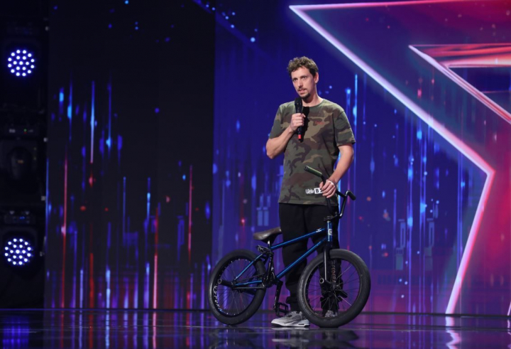 A venit cu un moment de BMX inedit, prezentat prin locuri din Bucuresti. Curajul lui Alin Moldovan, apreciat de Andi Moisescu, la Romanii au Talent: "Mi-a placut ca a optat pentru varianta street” - VIDEO A venit cu un moment de BMX inedit, prezentat prin locuri din Bucuresti. Curajul lui Alin Moldovan, apreciat de Andi Moisescu, la Romanii au Talent: "Mi-a placut ca a optat pentru varianta street” - VIDEO