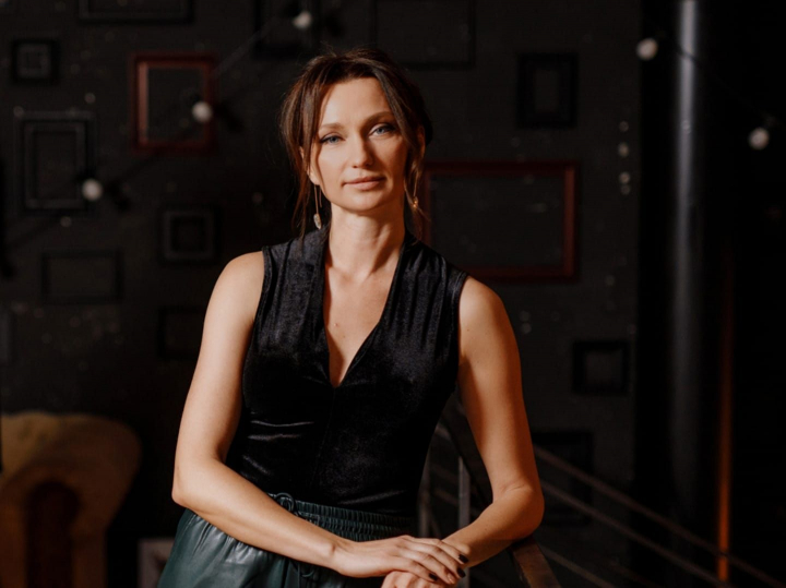 O femeie trebuie sa se iubeasca. Cum sa-ti cresti dragostea de sine si de unde vine neincrederea. Mariana Spinu, sexolog:  "Noi suntem compusi din parintii nostri din interior, care sunt criticii" - VIDEO