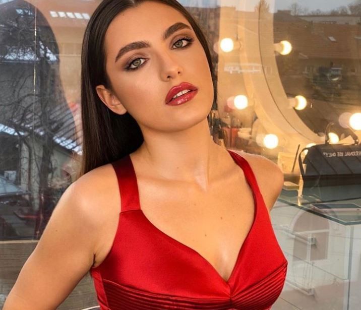 Alexia Eram, aparitie super sexy intr-un local din Dubai. Ce rochie a purtat fiica Andreei Esca
Alexia Eram, aparitie super sexy intr-un local din Dubai. Ce rochie a purtat fiica Andreei Esca