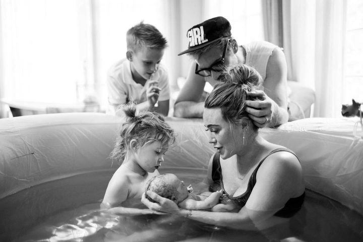 Hilary Duff a devenit mama pentru a treia oara: prima fotografie a bebelusului. Actrita a nascut acasa, in bazin Hilary Duff a devenit mama pentru a treia oara: prima fotografie a bebelusului. Actrita a nascut acasa, in bazin