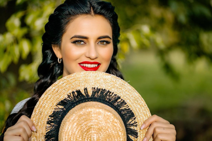 Scrie texte, melodii inspirate din viata si are colaborari cu artistii din Romania. Cat costa o melodie scrisa de interpreta. Mihaela Tabura: "Presimt cand o melodie va deveni hit" - VIDEO Scrie texte, melodii inspirate din viata si are colaborari cu artistii din Romania. Cat costa o melodie scrisa de interpreta. Mihaela Tabura: "Presimt cand o melodie va deveni hit" - VIDEO