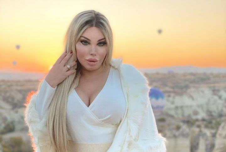 Jessica Alves, imagine provocatoare din intimitate. S-a pozat intr-un halat transparent si a postat poza pe internet Jessica Alves, imagine provocatoare din intimitate. S-a pozat intr-un halat transparent si a postat poza pe internet