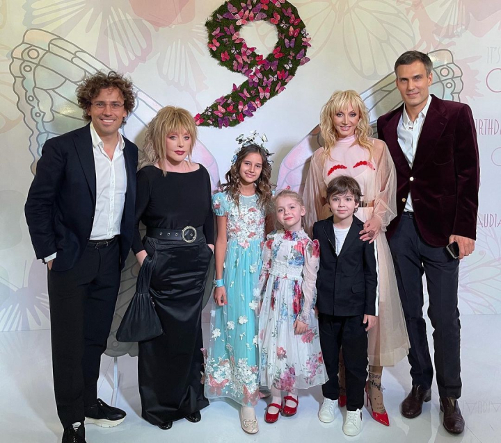 Nu orice bunica ar dansa asa! Pugacheva, cu confetti si ploita in cap, s-a distrat in rand cu copiii. Petrecerea cu fast organizata pentru fiica Kristinei Orbakaite, alaturi de copiii lui Sor, ai lui Kirkorov si ai altor vedete Nu orice bunica ar dansa asa! Pugacheva, cu confetti si ploita in cap, s-a distrat in rand cu copiii. Petrecerea cu fast organizata pentru fiica Kristinei Orbakaite, alaturi de copiii lui Sor, ai lui Kirkorov si ai altor vedete