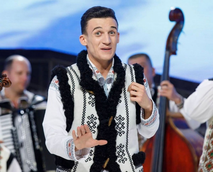 Cum mulge Gabriel Nebunu vaca, nu o mulge nimeni. Urmareste reportajul de colectie si primeste o doza enorma de buna dispozitie - VIDEO