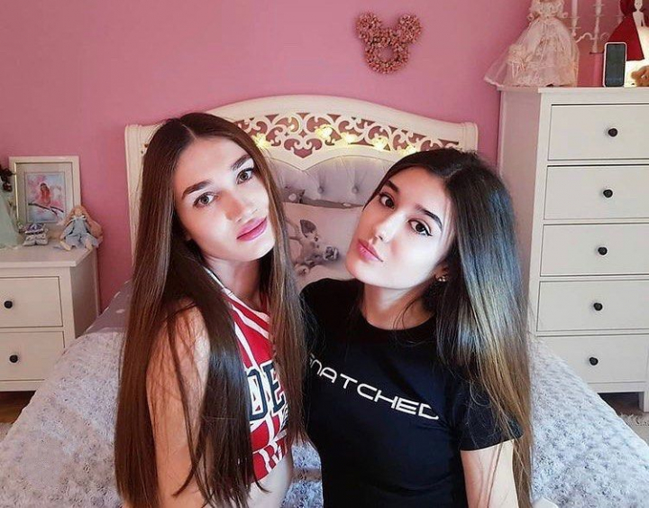 Relatia lor este una stransa chiar si la distanta. Interpreta Emily Istrate care se aseamana cu Ariana Grande are o sora la fel de frumoasa: "Ma simt in siguranta cand vorbesc cu ea, este persoana care ma face cea mai fericita" - VIDEO Relatia lor este una stransa chiar si la distanta. Interpreta Emily Istrate care se aseamana cu Ariana Grande are o sora la fel de frumoasa: "Ma simt in siguranta cand vorbesc cu ea, este persoana care ma face cea mai fericita" - VIDEO