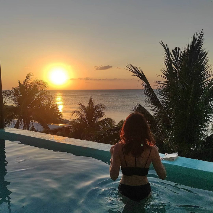 Admira rasarituri si apusuri de soare de pe malul oceanului, mananca cele mai exotice bucate si in acelasi timp lucreaza. Tanara ce face plaja cu laptopul in mana tocmai in Mexic: „Este o destinatie destul de ieftina. Incurajez lumea sa calatoreasca, anume singuri, pentru ca te redescoperi” - VIDEO Admira rasarituri si apusuri de soare de pe malul oceanului, mananca cele mai exotice bucate si in acelasi timp lucreaza. Tanara ce face plaja cu laptopul in mana tocmai in Mexic: „Este o destinatie destul de ieftina. Incurajez lumea sa calatoreasca, anume singuri, pentru ca te redescoperi” - VIDEO