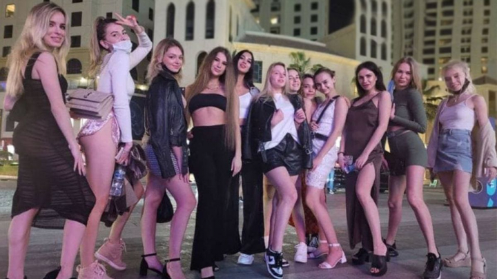Mai multe fete, arestate in Dubai pentru filmari nude. Acestea au pozat la baconul unei cladiri inalte
