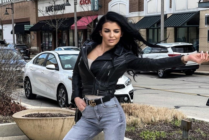 Cristina Croitoru calatoreste in timp - bomba anilor '90. Flexibila, cu parul cret si machiaj aprins. Vezi transformarea artistei - VIDEO Cristina Croitoru calatoreste in timp - bomba anilor '90. Flexibila, cu parul cret si machiaj aprins. Vezi transformarea artistei - VIDEO