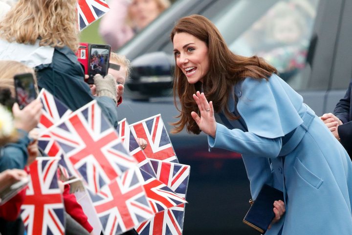 Nevoita sa-si castige existenta, a lucrat ca insotitoare de bord, insa a facut tot posibilul ca fiicele sale sa nu duca lipsa de nimic. Cine este, cum arata si cum se imbraca mama ducesei Kate Middleton - GALERIE FOTO Nevoita sa-si castige existenta, a lucrat ca insotitoare de bord, insa a facut tot posibilul ca fiicele sale sa nu duca lipsa de nimic. Cine este, cum arata si cum se imbraca mama ducesei Kate Middleton - GALERIE FOTO