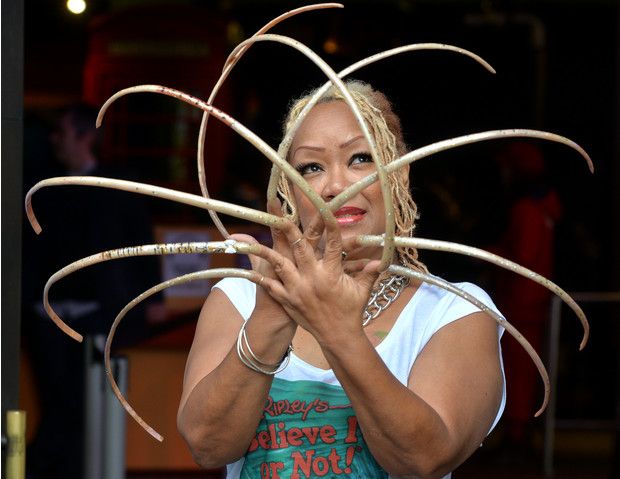 7,5 metri lungimea! Femeia cu cele mai lungi unghii din lume, le-a taiat pentru prima data in 30 de ani 7,5 metri lungimea! Femeia cu cele mai lungi unghii din lume, le-a taiat pentru prima data in 30 de ani