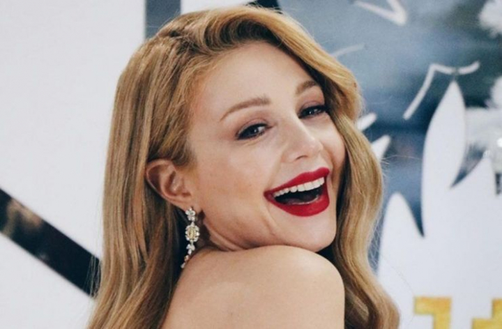 Rochia Tinei Karol s-a descheiat si a cazut de pe ea, in timpul filmarilor unui show TV. Reactia vedetei a fost absolut incredibila Rochia Tinei Karol s-a descheiat si a cazut de pe ea, in timpul filmarilor unui show TV. Reactia vedetei a fost absolut incredibila