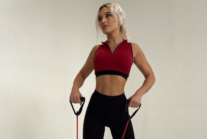 Posterior bombat, abdomen tonifiat si talie de viespe - toate acestea nu erau acum 6 ani. Cum arata Nicolle Trifan inainte sa se apuce de sport Posterior bombat, abdomen tonifiat si talie de viespe - toate acestea nu erau acum 6 ani. Cum arata Nicolle Trifan inainte sa se apuce de sport