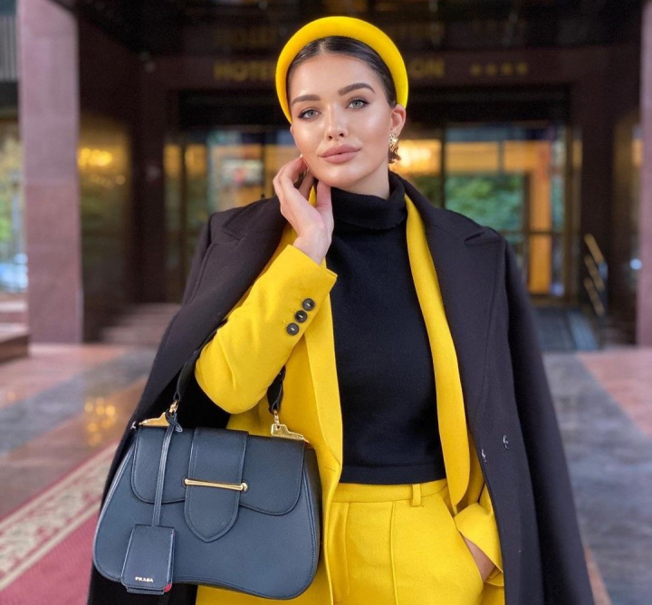 Slabiciunea ei sunt ... hainele. Hellen Monroe adora sa-si improspateze garderoba, iar piesa vestimentara de care e indragostita este sacoul! „Imi place foarte mult. Am in garderoba peste 70 de sacouri” - VIDEO Slabiciunea ei sunt ... hainele. Hellen Monroe adora sa-si improspateze garderoba, iar piesa vestimentara de care e indragostita este sacoul! „Imi place foarte mult. Am in garderoba peste 70 de sacouri” - VIDEO