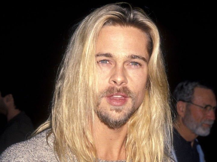 Sex simbolul masculin de la Hollywood a trecut printr-o serie de schimbari ale aspectului fizic. La ce tunsori a apelat Brad Pitt de-a lungul timpului, pentru a-si cuceri fanele Sex simbolul masculin de la Hollywood a trecut printr-o serie de schimbari ale aspectului fizic. La ce tunsori a apelat Brad Pitt de-a lungul timpului, pentru a-si cuceri fanele