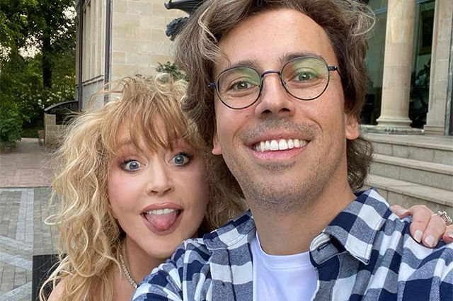 Flori si felicitari dis-de-dimineata pentru Alla Pugacheva, care implineste astazi varsta de 72 de ani. Ce i-a daruit Maxim Galkin