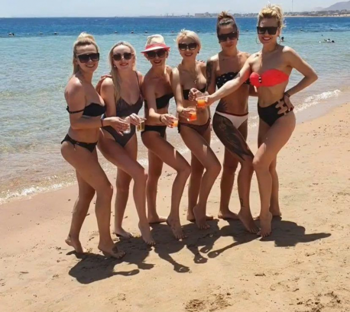 Dianna Rotaru, cu gasca de prietene, la mare in Egipt: „Ne-am propus sa ne ingropam in nisip, o sa urcam in palmieri si acolo o sa il salutam pe Anatolie la Gusturile se Discuta”. Cat de sexy e vedeta in costum de baie - VIDEO