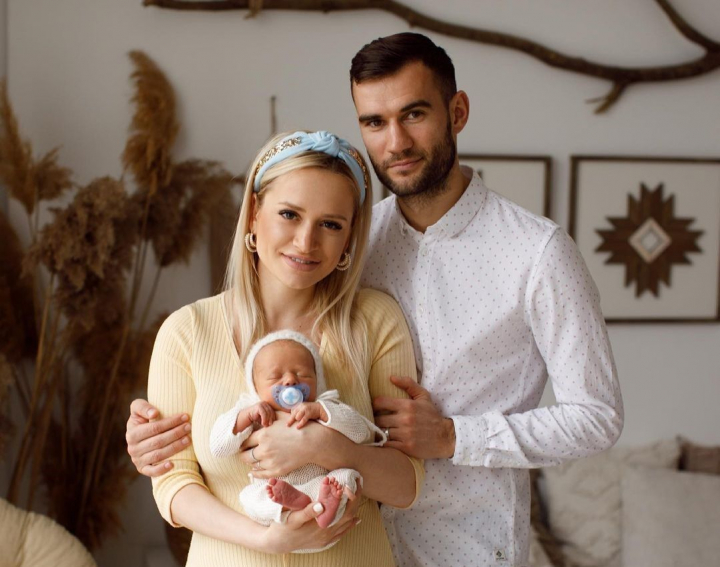 „Ce copilas dulce!” Anisoara Loghin - de o luna mama. Prima sedinta foto cu micutul Raul. „De remarcat ridurile mostenite de la mama.” „Ce copilas dulce!” Anisoara Loghin - de o luna mama. Prima sedinta foto cu micutul Raul. „De remarcat ridurile mostenite de la mama.”